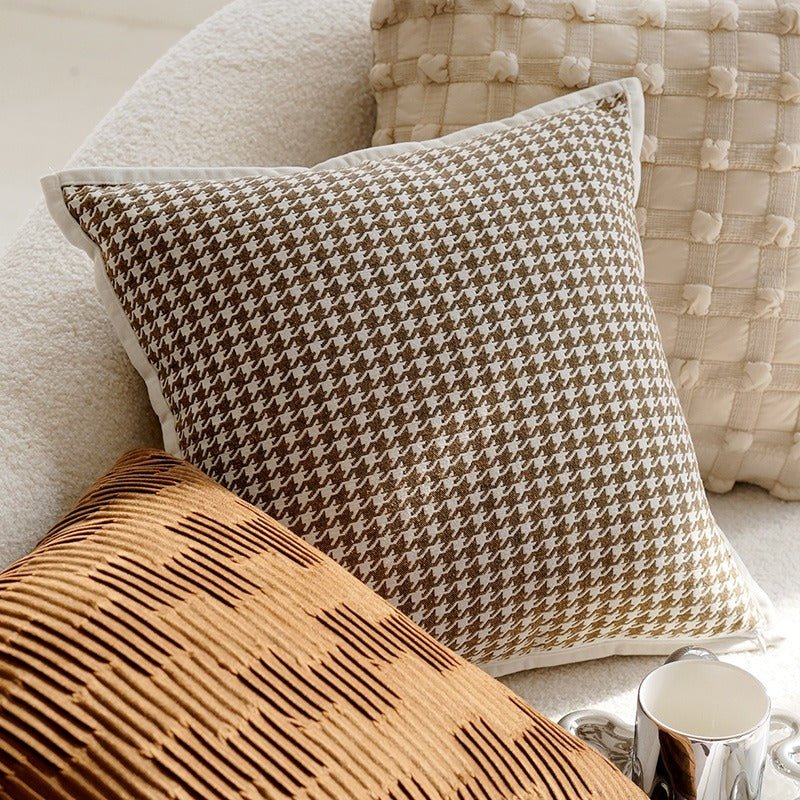 Throw Pillow Cover 17.7“ x 17.7 (45cm x 45cm) - Brown Houndstooth - Tiny Porcelain