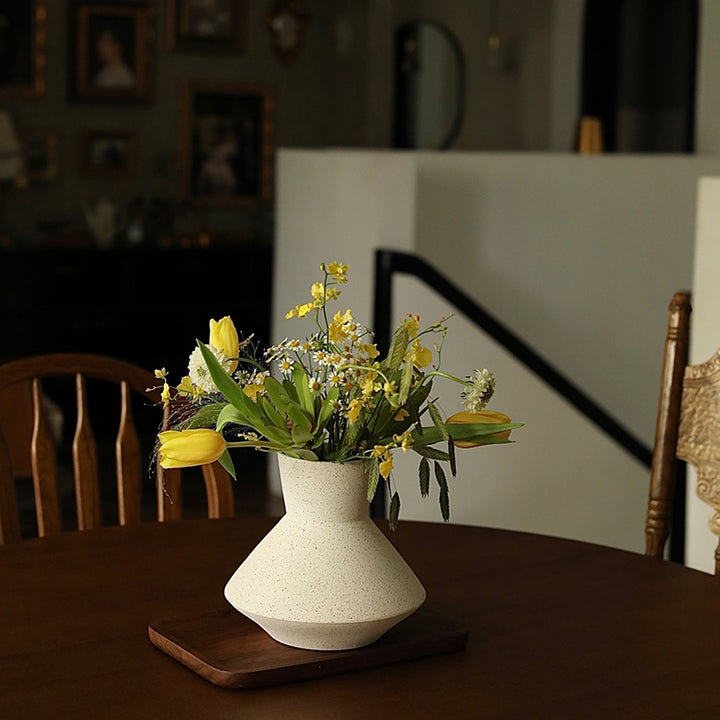 OLI Middle Ceramic White Vase